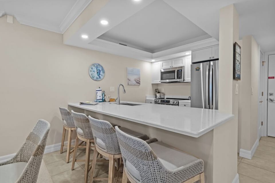 Opem kitchen with counter seating