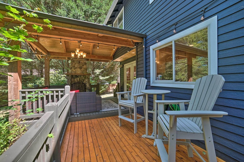 Spacious Deck w/ Hot Tub | 2-Story Home
