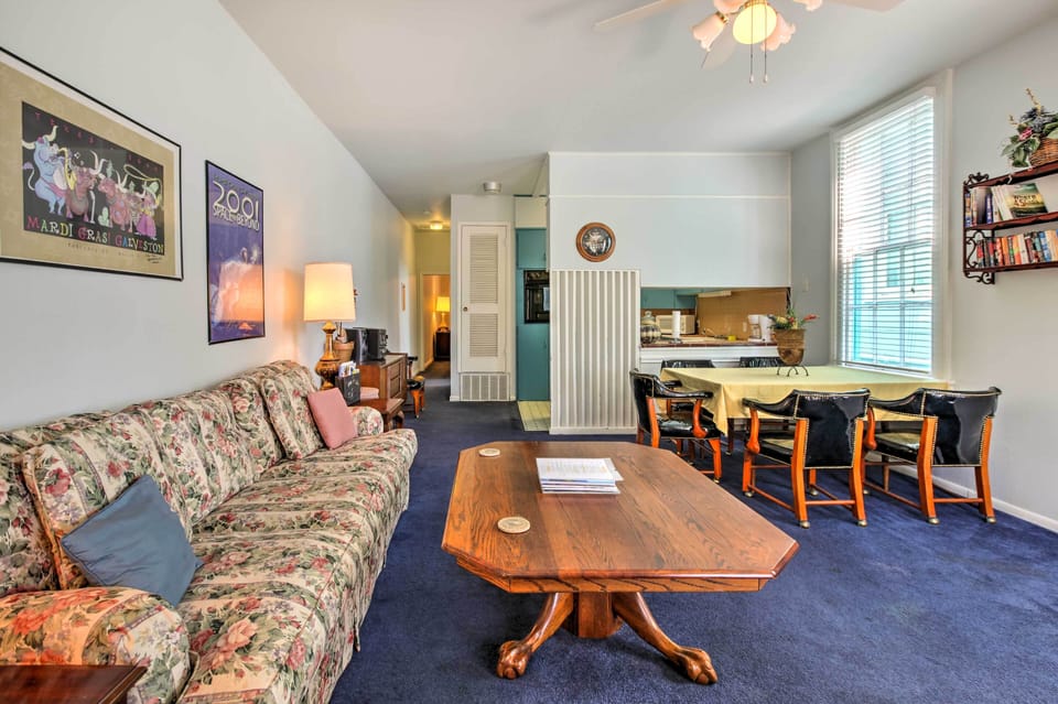 Living Room | Free WiFi | Central A/C | Smart TV