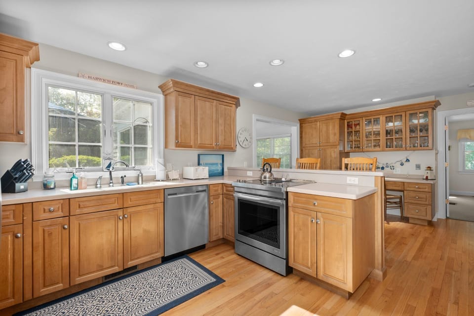 Open kitchen - fully equipped- Desk with work area for those needing a place to work or write your postcards out!