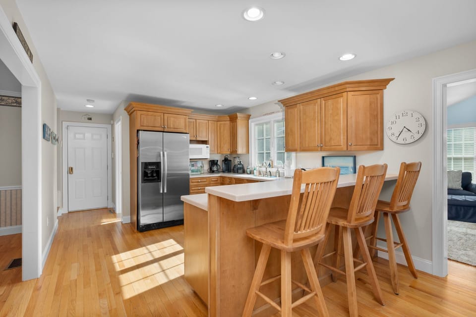 Well-equipped kitchen with seating for 3