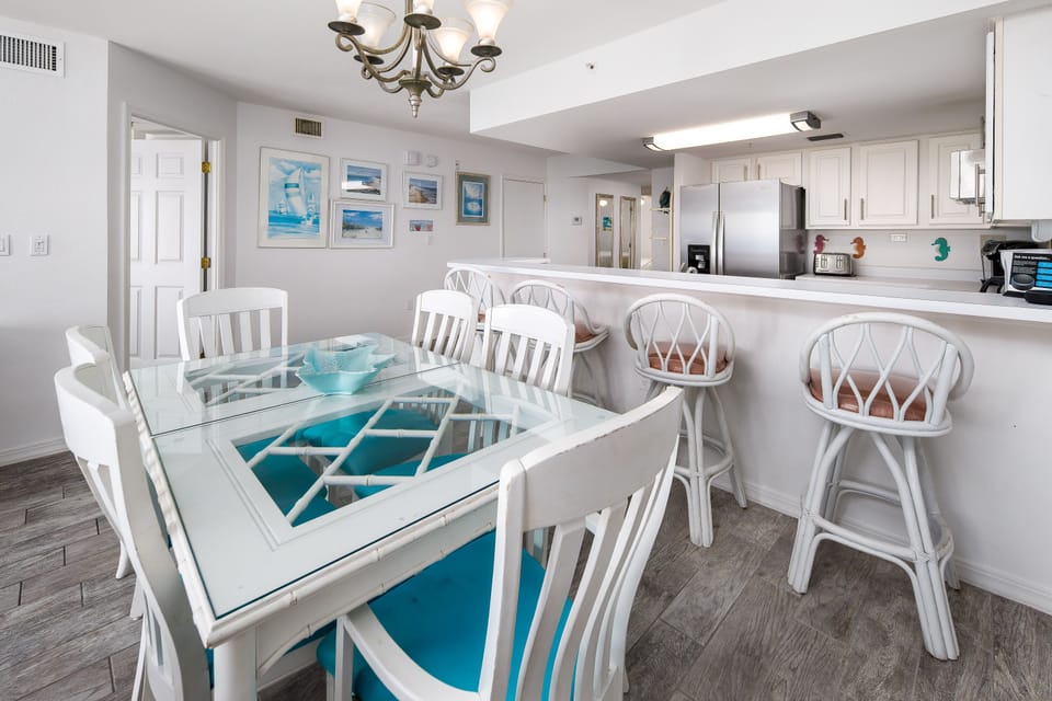 Dining area - Seating for everyone to eat, drink, and be merry!