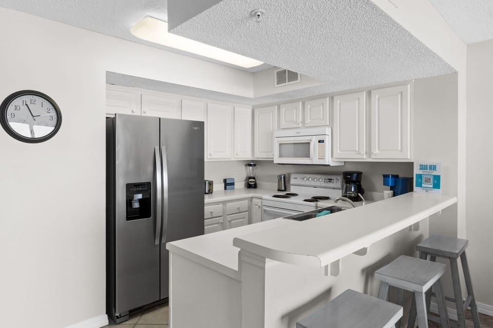 Kitchen - Additional seating at the breakfast bar