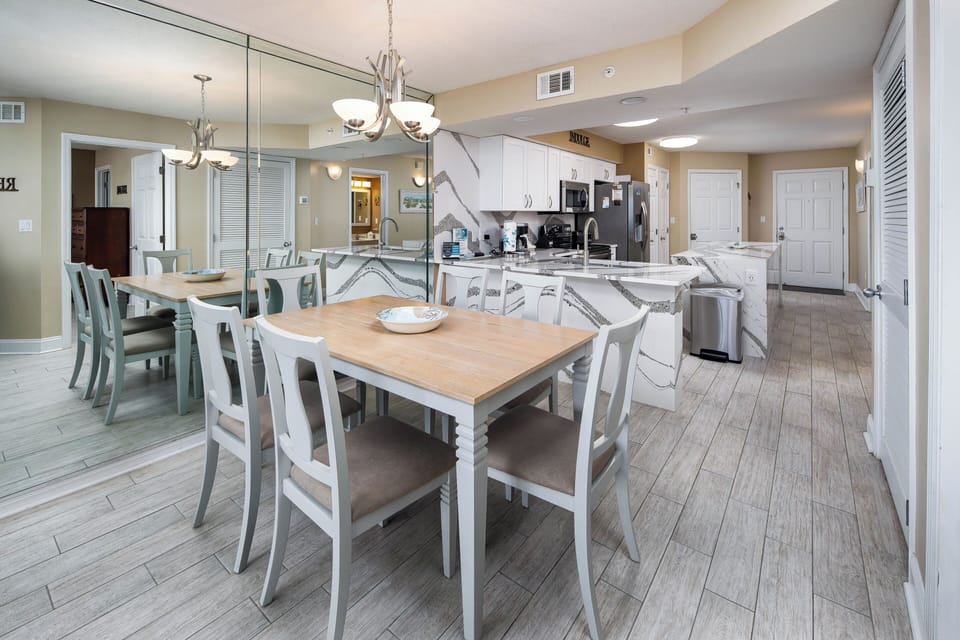 Dining Area - Dining table next to the kitchen for your convenience