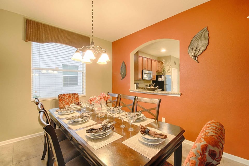 Formal Dining w/Seating for Eight (8)