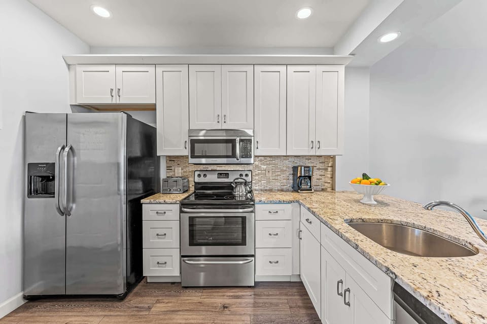Great Fully stocked Kitchen