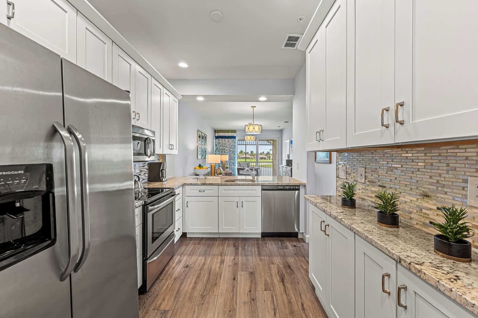 Great Fully stocked Kitchen