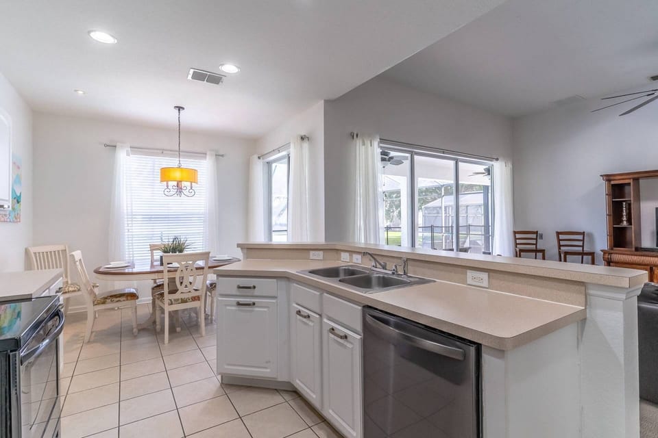 Bright fully equipped kitchen and breakfast nook - seating for 4-5