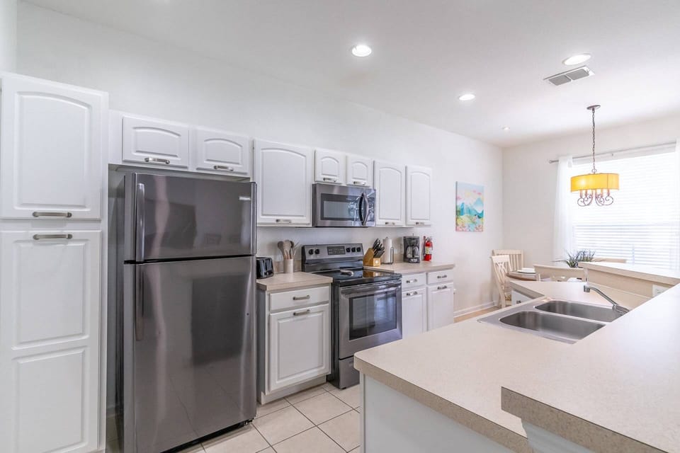 Bright fully equipped kitchen