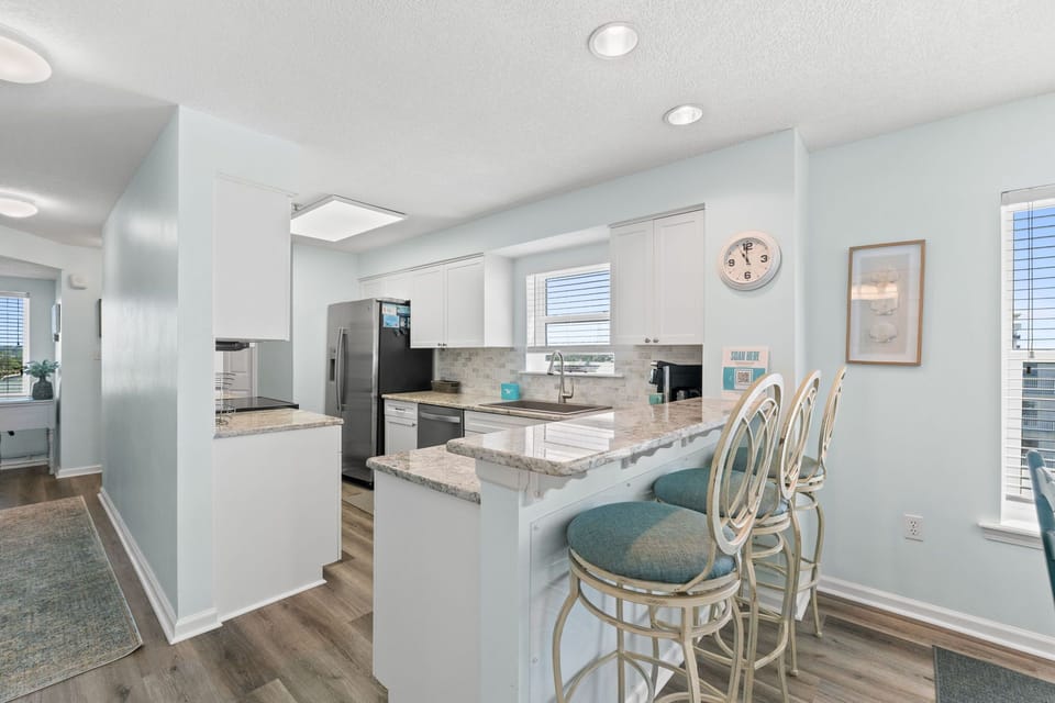Kitchen - Additional seating at the breakfast bar.