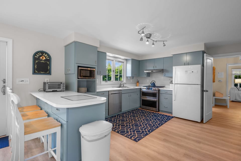 Seat your sous chefs at the breakfast bar to assist with meals - 13 Monomoy Circle Chatham Cape Cod - BreakAway - NEVR