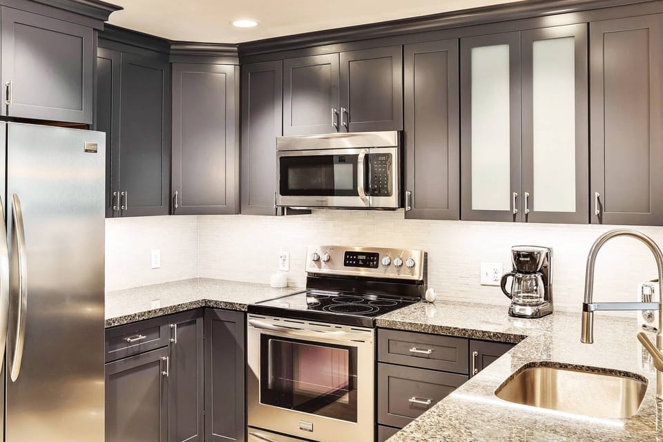 Renovated Kitchen w Stainless Steel Appliances, Granite Countertops, Custom Cupboards, Hardwood Floors, Breakfast Bar, Open Floorplan - Perfect for En