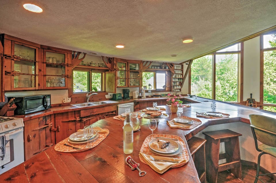 Fully Equipped Kitchen | Dishware/Flatware Provided