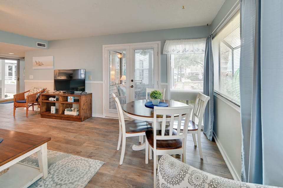 Dining Table | Dishware Provided | Free WiFi | Smart TV