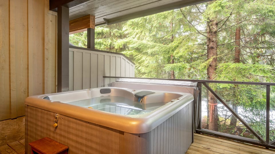 Deck Off Main Living Area With Hot Tub & Barbecue