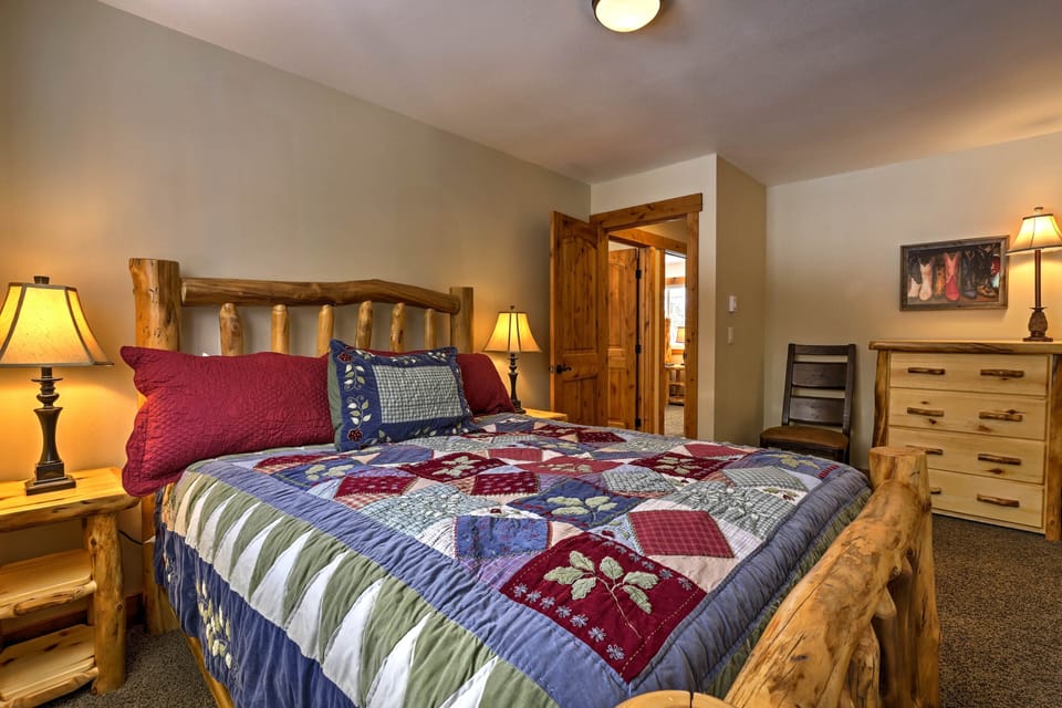 Bedroom 1 | King Bed | Main Level | Smart TV
