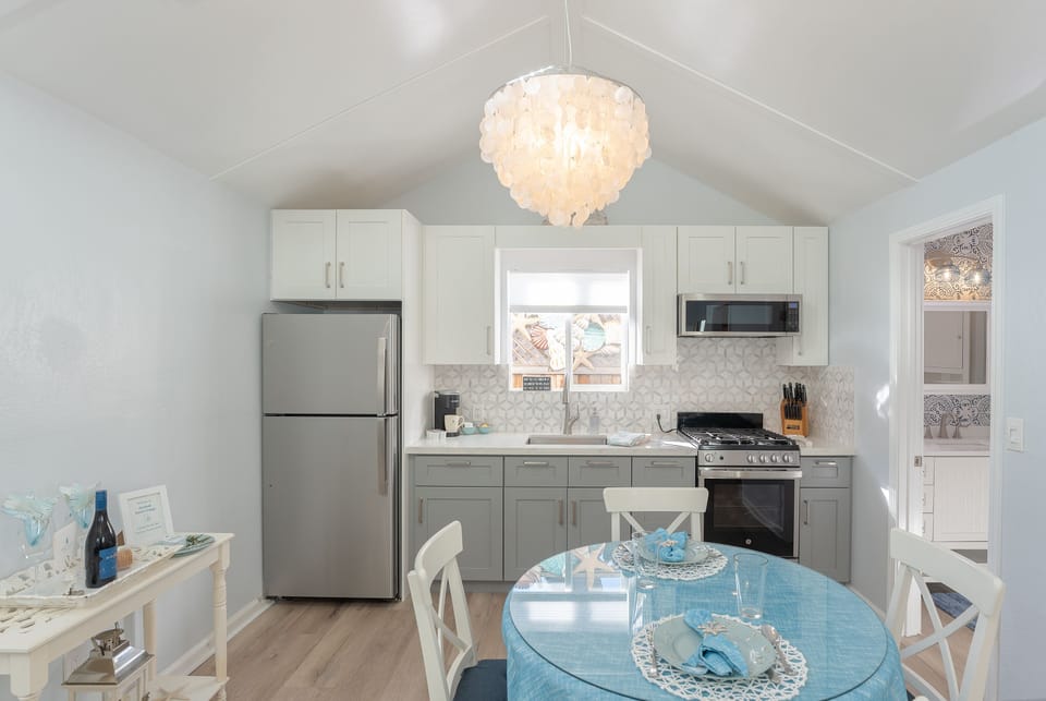 Charming Cottage - Walk to Downtown