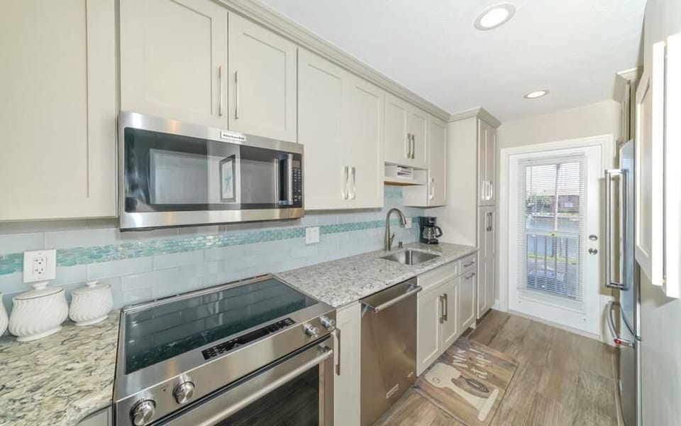 Beautiful & well stocked kitchen