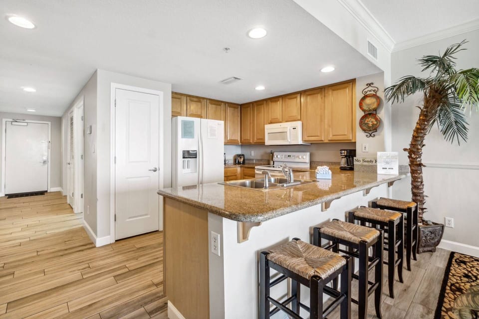 Enjoy a quick bite at the breakfast bar with seating for four.