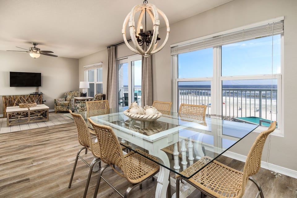 Glass table top notch dining area - The dining area with seats for 6 while enjoying the view and a meal.