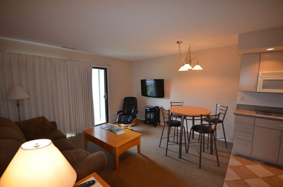 Living/Dining Area - Living/Dining Area