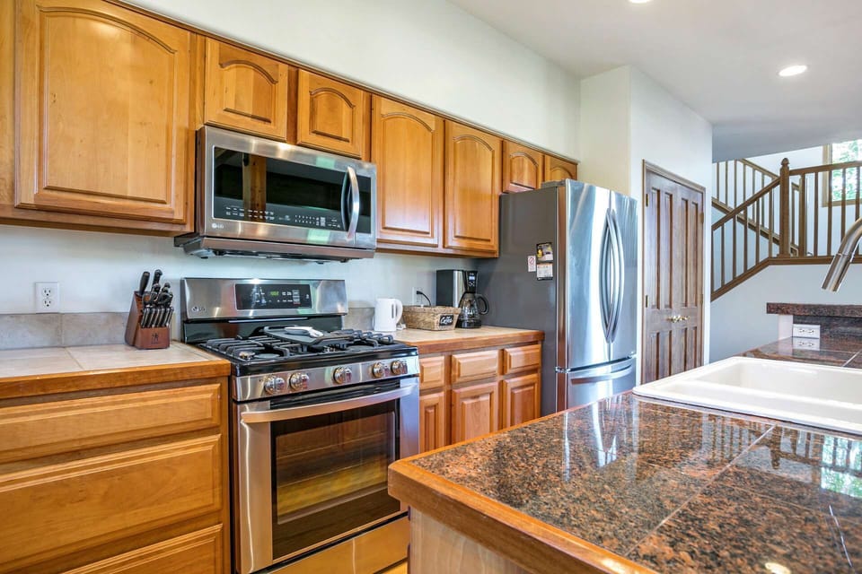 Create amazing meals in this fully equipped kitchen.