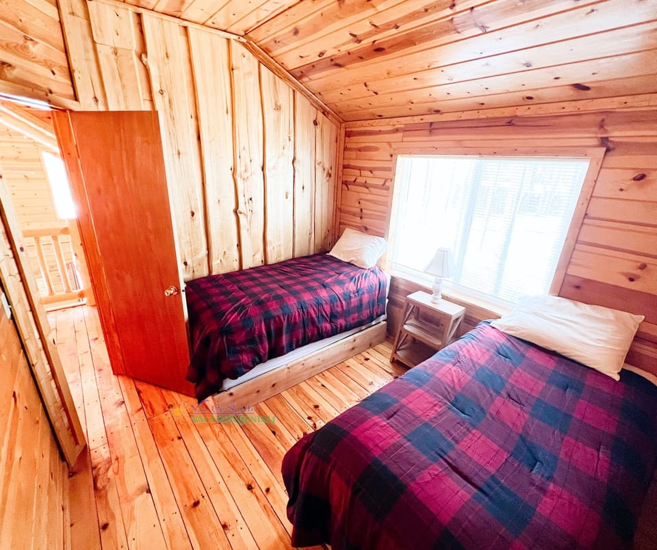 Bedroom with 2 twins. - Bedroom with 2 twins.