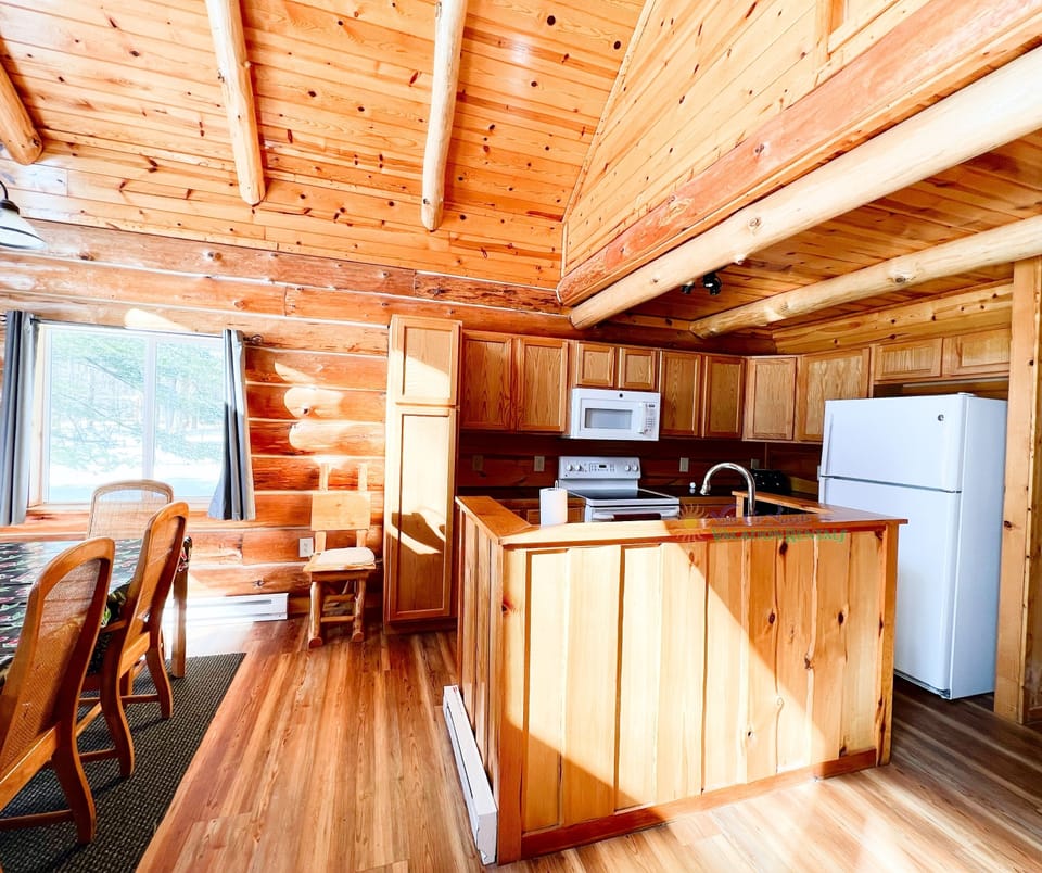 Full kitchen and dining area. - Full kitchen and dining area.