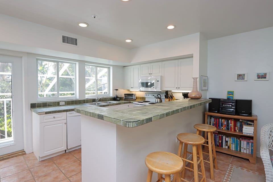 Kitchen with breakfast bar