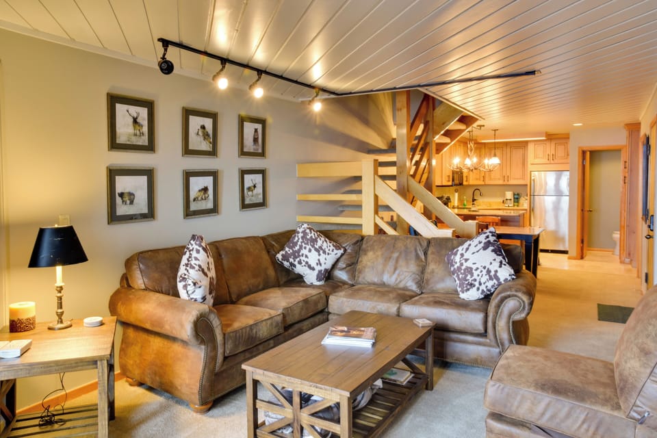 Living Room | Free WiFi | Central Heat | Cable TV | Main Floor