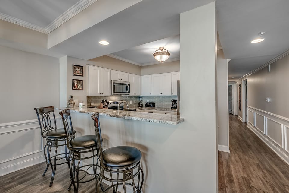 Eat-in kitchen bar seating