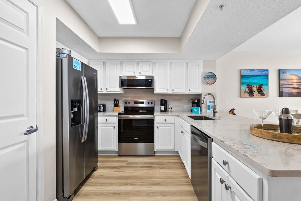 Kitchen - Perfect kitchen with all stainless steel appliances and quartz countertops.