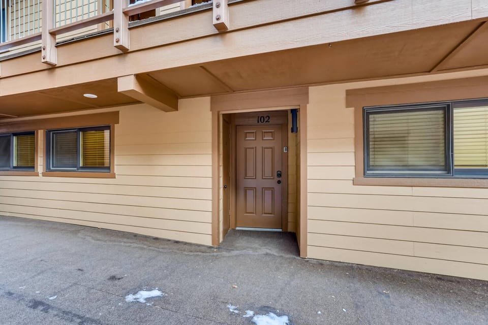 Exterior Front Entry of "Sundowner II"