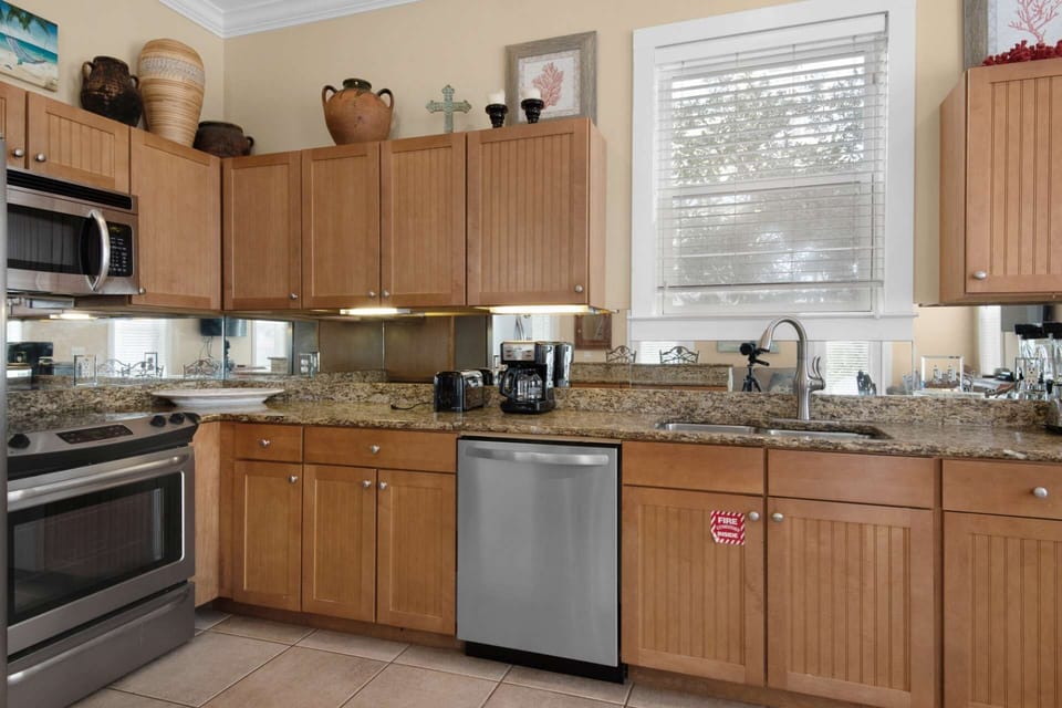 Spacious Kitchen with Stainless Steel Appliances!