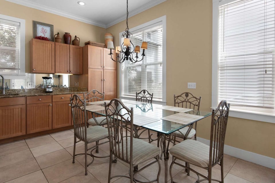 Dining room table seating for 6!