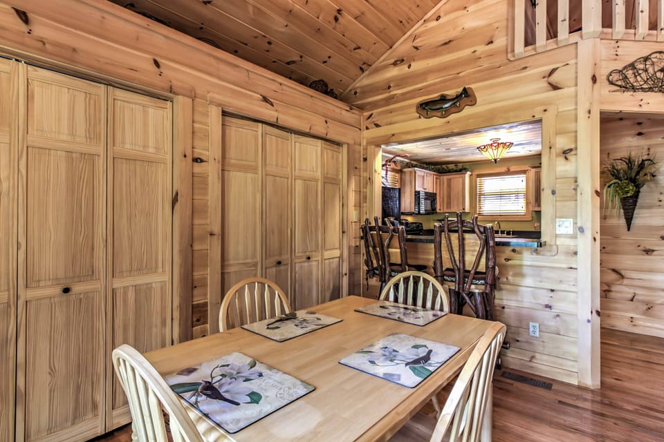 Dining Area | Dishes & Flatware Provided