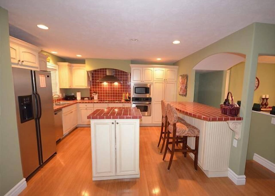 Kitchen - Fully equipped, cooking basics, dishware & flatware, microwave, toaster, drip coffee maker, tea kettle, blender, dishwasher, trash bags, paper towels