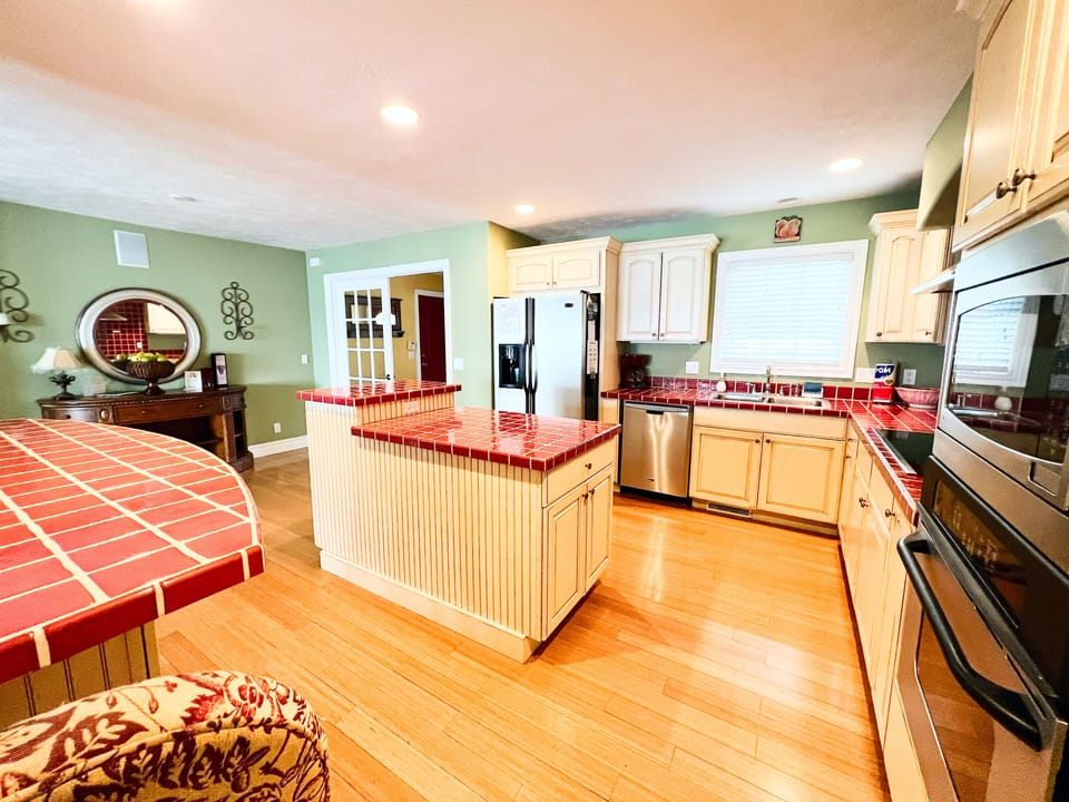 Full size kitchen. - Full size kitchen.
