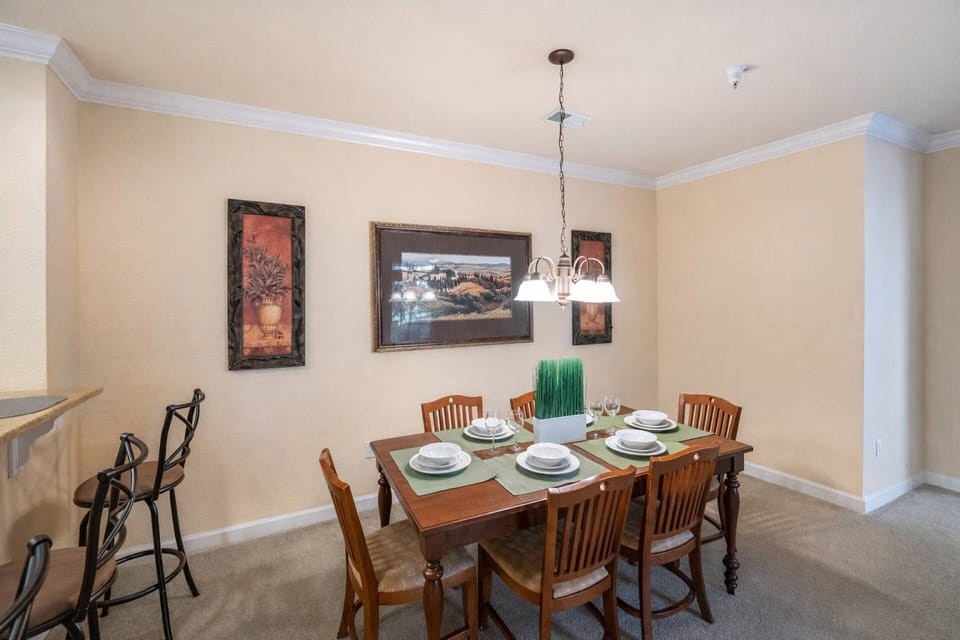 Dining Area for 6 (3 additional seats at the bar)
