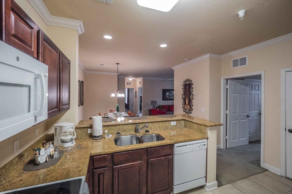 Fully Equipped Modern Kitchen w/Breakfast Bar