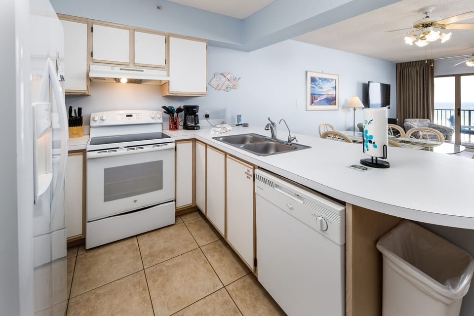 Kitchen - Enjoy the view while you cook up your next meal!