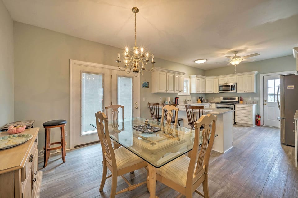 Dining Area | Dishes & Flatware Provided