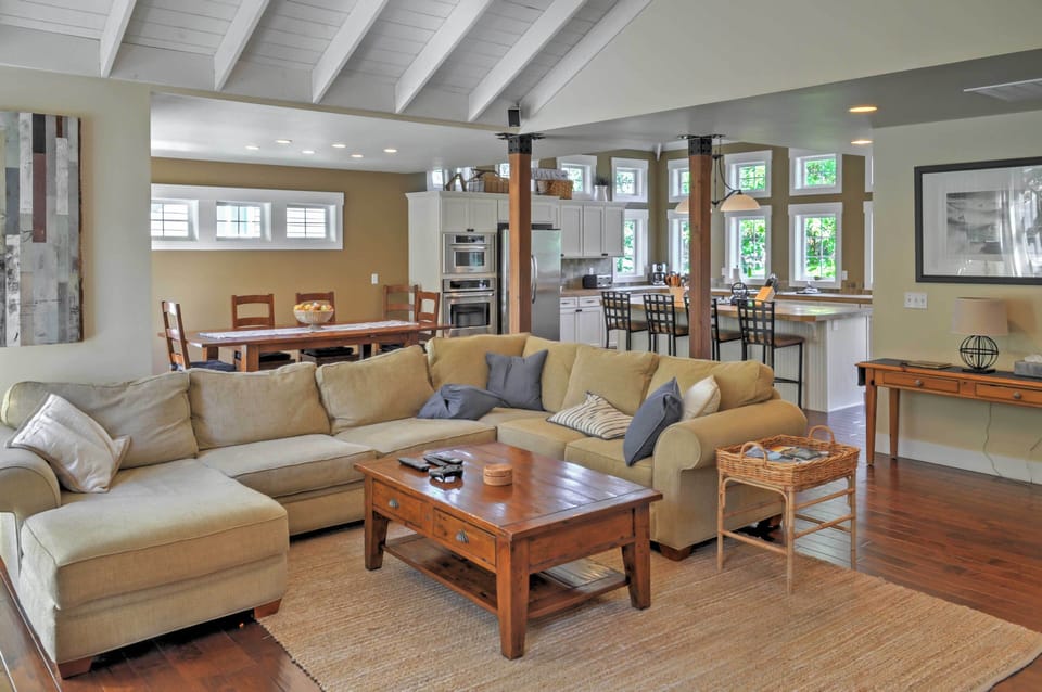 Living Room | Flat-Screen TV