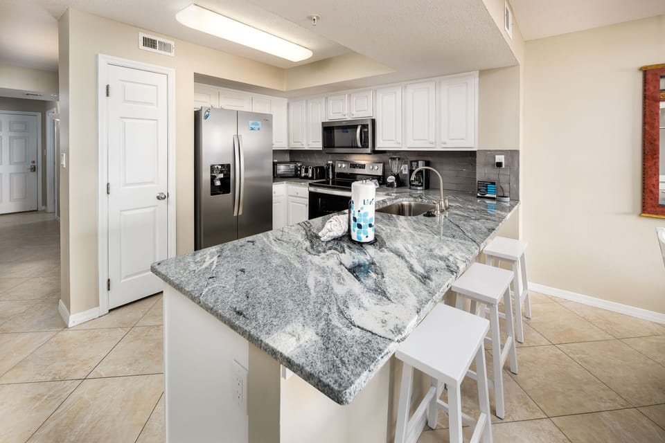 Kitchen - Additional seating at the island, perfect for a quick breakfast before heading to the beach.