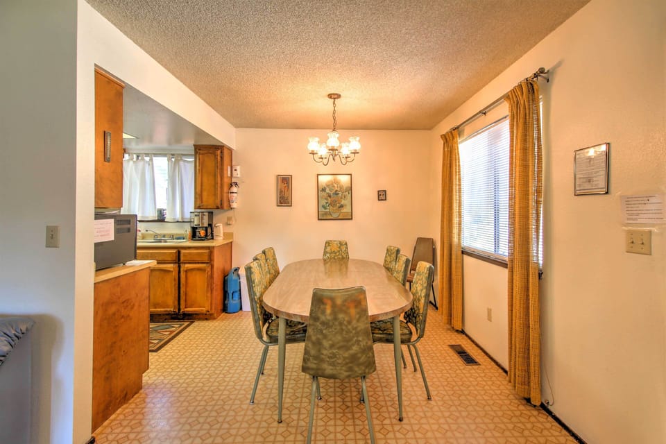Dining Area | Dishware & Flatware Provided