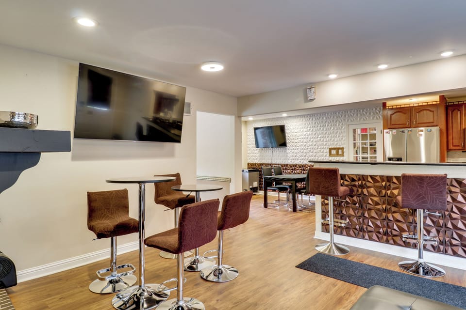 Living Room | Smart TV | Wood-Burning Fireplace