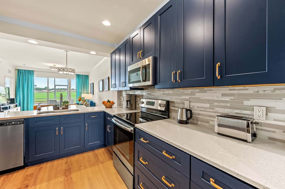 Fully Stocked Kitchen with Luxury Appliances. Newly refurbished