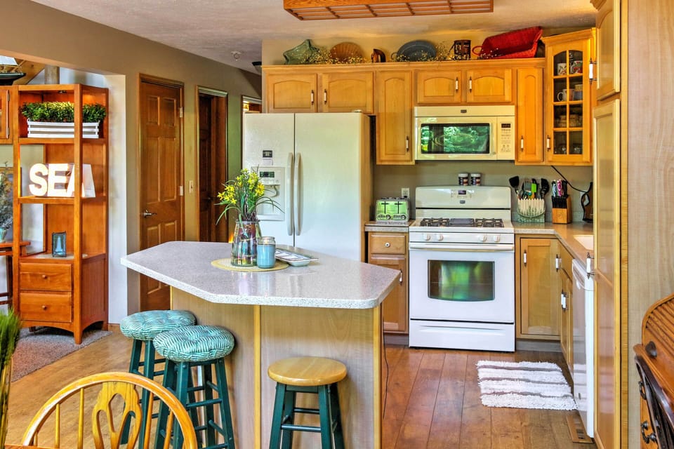 Fully Equipped Kitchen | Breakfast Bar | Knife Set