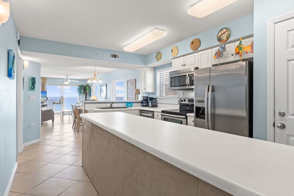 Kitchen - Large island for food prep