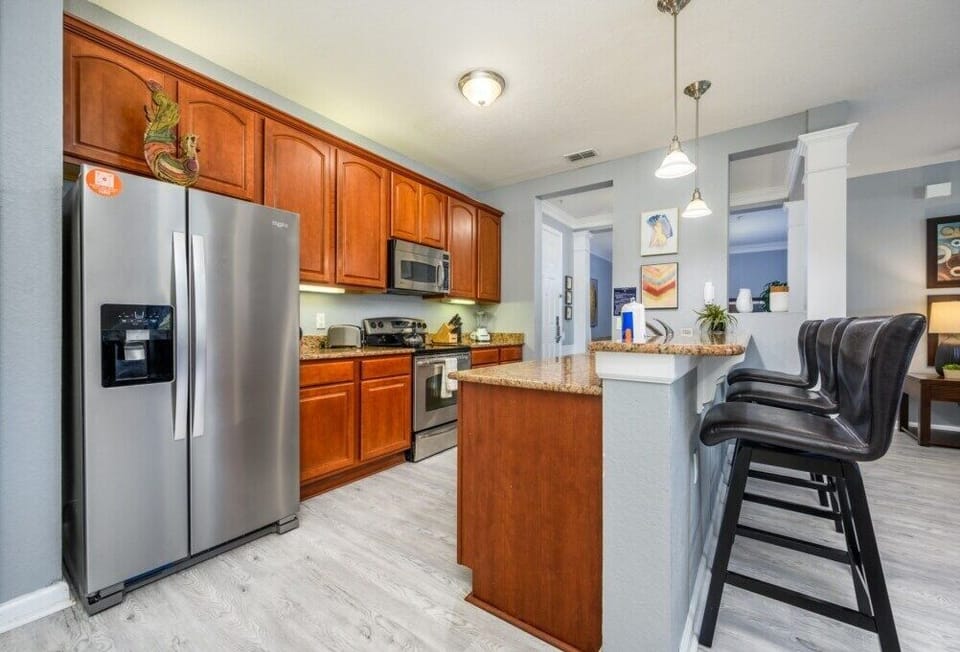 Kitchen and Breakfast Bar